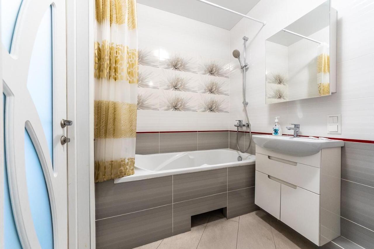 Апартаменти Метро Вирлиця Kiev Extérieur photo