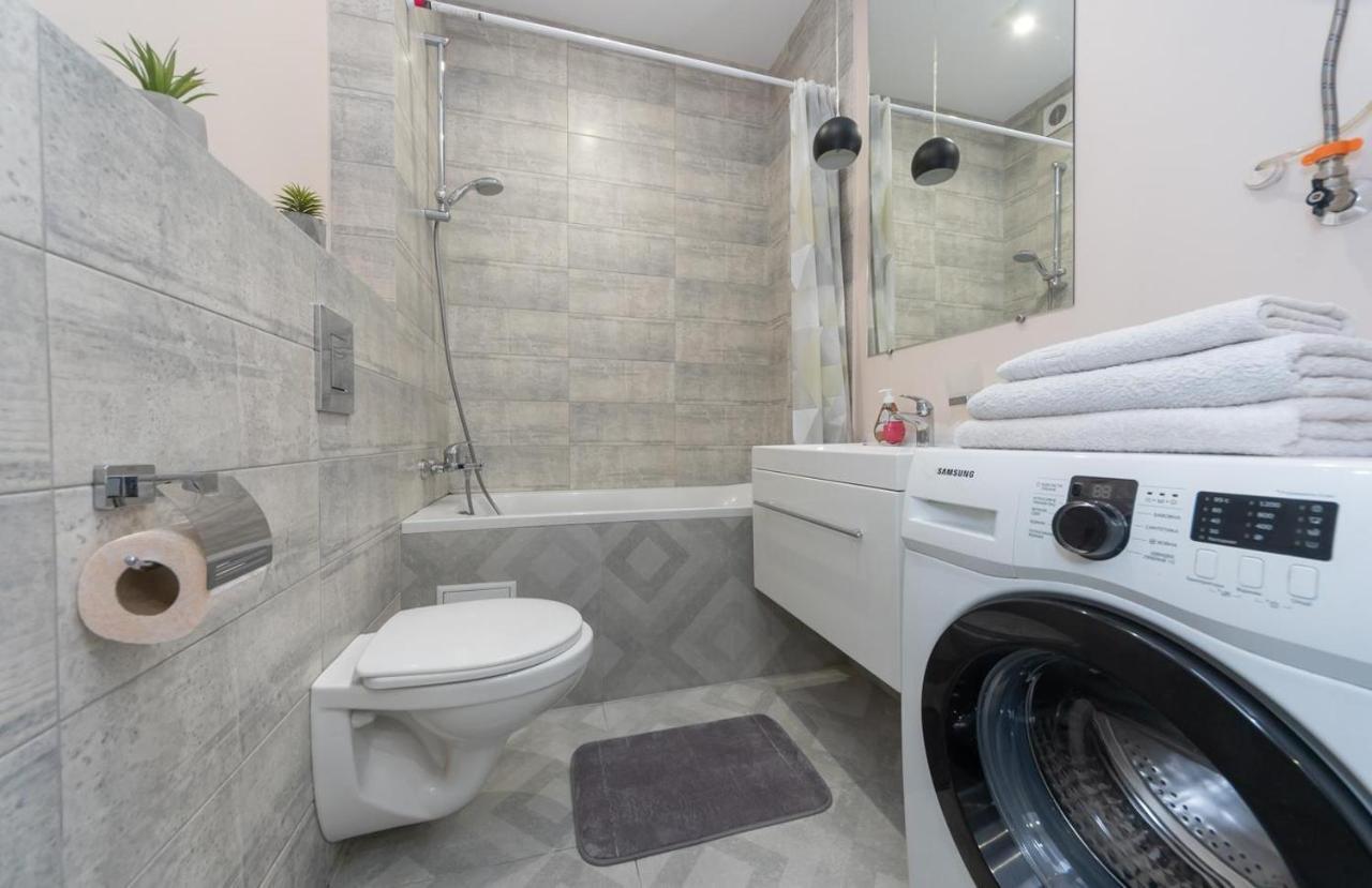 Апартаменти Метро Вирлиця Kiev Extérieur photo